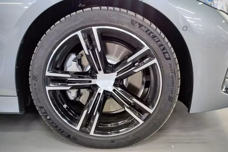 Về nội thất, khoang cabin nổi bật với cặp màn hình cong tương tự mẫu xe “đàn anh” 7-Series, gồm cụm đồng hồ kỹ thuật số kích thước 12,3 inch và màn hình thông tin giải trí kích thước 14,9 inch.