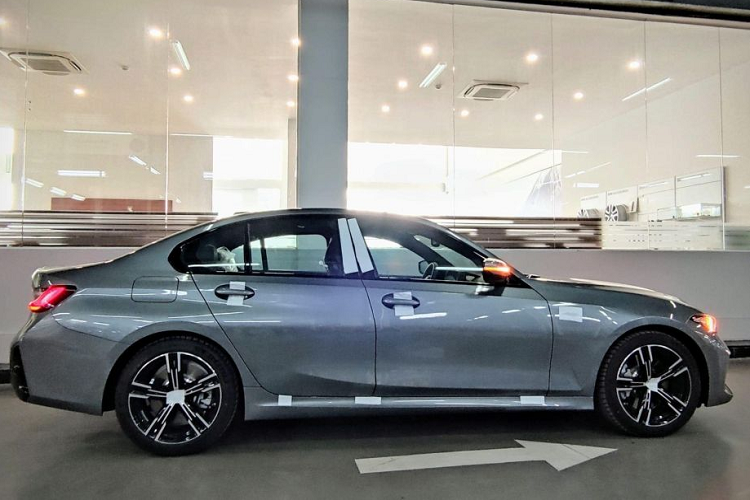 Ngoài ra, riêng phiên bản 330i M-Sport cao cấp sẽ có trang bị cửa sổ trời, đây là trang bị chưa từng có trên các phiên bản trước đây.