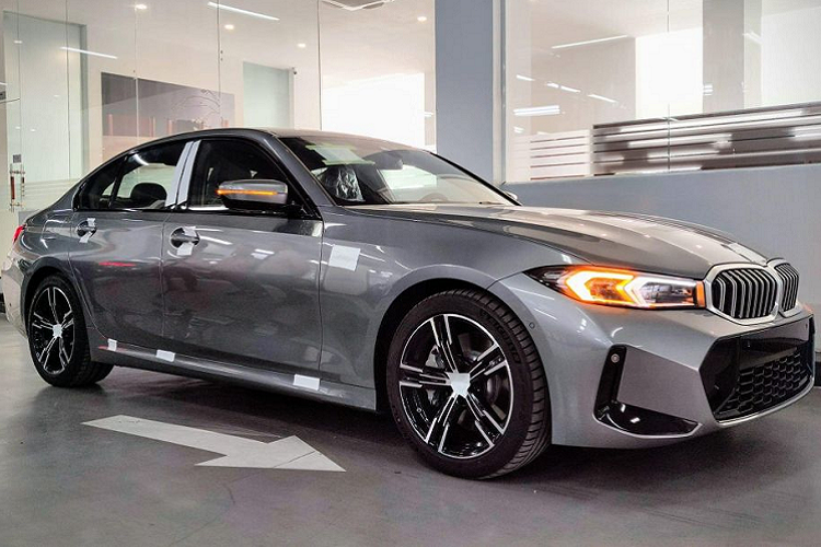 Về Việt Nam, bản BMW 330i M Sport 2023 cao cấp cũng có một số chi tiết mới được bổ sung so với bản cũ. Theo đó, mẫu sedan hạng sang này được trang bị lưới tản nhiệt mới, cụm đèn pha với thiết kế gọn gàng hơn, đi kèm 2 dải đèn LED định vị ban ngày hình chữ "L" bên trong. Ngoài ra, bộ mâm trên xe cũng có thiết kế mới.