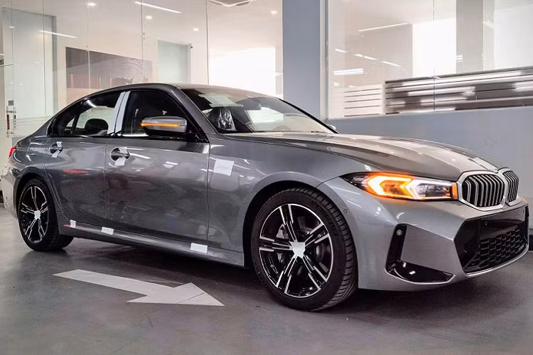 Về Việt Nam, bản BMW 330i M Sport 2023 cao cấp cũng có một số chi tiết mới được bổ sung so với bản cũ. Theo đó, mẫu sedan hạng sang này được trang bị lưới tản nhiệt mới, cụm đèn pha với thiết kế gọn gàng hơn, đi kèm 2 dải đèn LED định vị ban ngày hình chữ "L" bên trong. Ngoài ra, bộ mâm trên xe cũng có thiết kế mới.