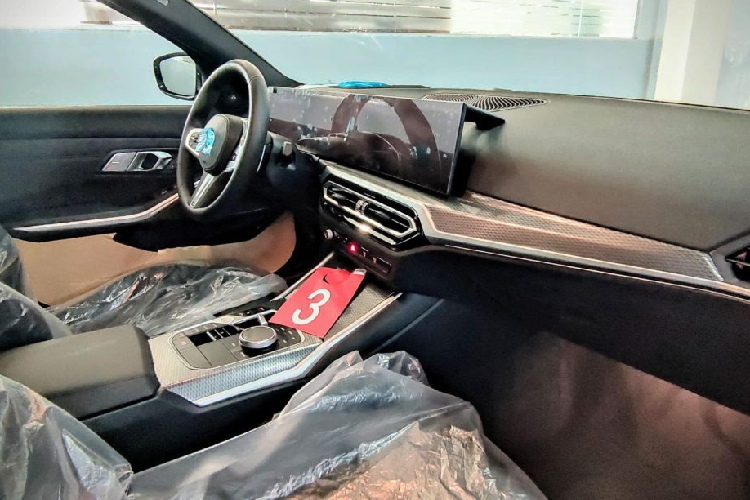 Hệ điều hành BMW Operating System 8 mới nhất được tích hợp trợ lý ảo Al giúp người dùng thực hiện được nhiều thao tác thông qua khẩu lệnh, chẳng hạn đóng mở cửa sổ/cửa sổ trời, hay điều chỉnh nhiệt độ điều hòa. Ở phiên bản cao cấp này, xe vẫn sử dụng vật liệu ốp kim loại sáng màu tương tự bản cũ.