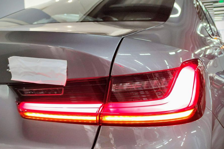 Hiện Thaco vẫn chưa công bố chính thức về trang bị của cả 3 phiên bản BMW 3-Series 2023. Nhà phân phối này mới chỉ xác nhận giá bán của ba bản 320i Sportline, 320i M Sport và 330i M Sport lần lượt là 1,499 tỷ đồng, 1,699 tỷ đồng và 1,879 tỷ đồng.