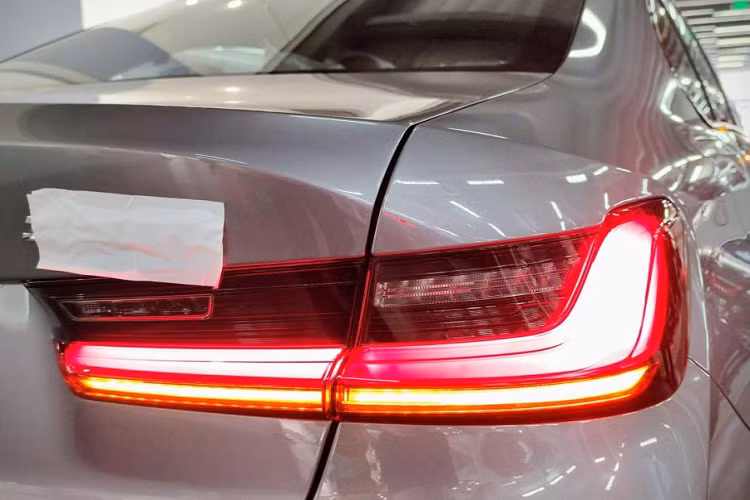 Hiện Thaco vẫn chưa công bố chính thức về trang bị của cả 3 phiên bản BMW 3-Series 2023. Nhà phân phối này mới chỉ xác nhận giá bán của ba bản 320i Sportline, 320i M Sport và 330i M Sport lần lượt là 1,499 tỷ đồng, 1,699 tỷ đồng và 1,879 tỷ đồng.