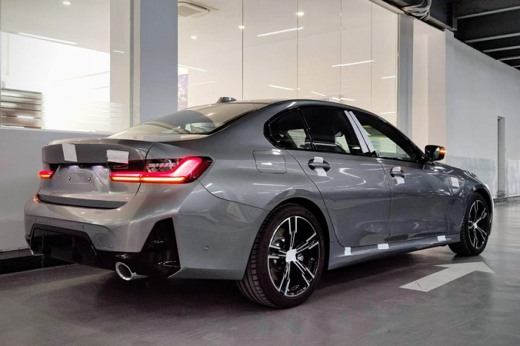 Như vậy, giá xe BMW 3-Series 2023 tăng nhẹ so với đời cũ. Bản 330i M Sport tăng 160 triệu đồng, bản 320i M Sport tăng 150 triệu đồng, trong khi đó bản tiêu chuẩn bản 320i Sportline tăng 100 triệu đồng. Tuy nhiên, so với đối thủ trực tiếp là Mercedes-Benz C-Class có giá từ 1,699 - 2,399 tỷ đồng, mức giá bán mới của BMW 3-Series vẫn thấp hơn khá nhiều.