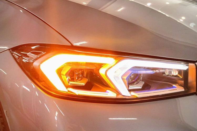 BMW 320i M Sport được trang bị động cơ xăng 4 xi-lanh, tăng áp, dung tích 2.0L. Khối động cơ tạo ra công suất tối đa 258 mã lực và 400 Nm. Cả 3 phiên bản trên đều được trang bị hộp số tự động 8 cấp và hệ dẫn động cầu sau.