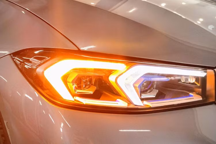 BMW 320i M Sport được trang bị động cơ xăng 4 xi-lanh, tăng áp, dung tích 2.0L. Khối động cơ tạo ra công suất tối đa 258 mã lực và 400 Nm. Cả 3 phiên bản trên đều được trang bị hộp số tự động 8 cấp và hệ dẫn động cầu sau.