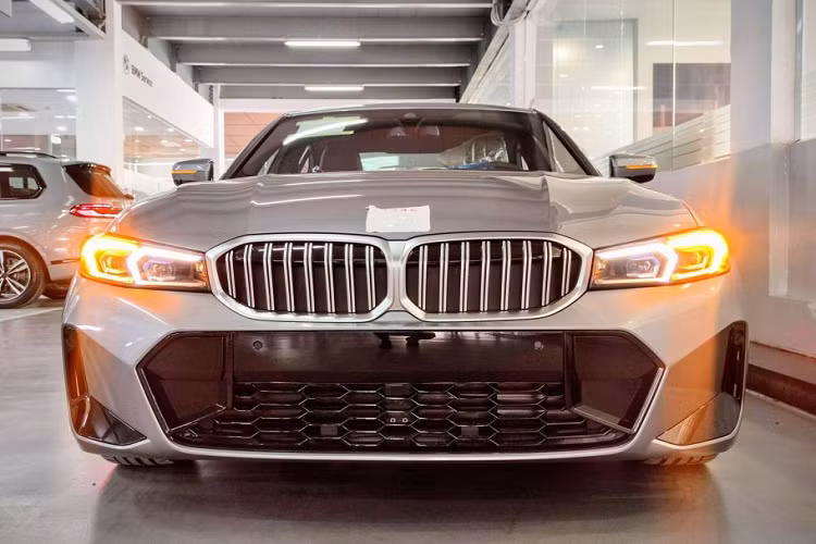 Xe được trang bị mâm 18 inch mới có thiết kế 5 chấu kép, đi kèm lốp Michelin Pilot Sport dạng run-flat cỡ 225/45R18. Xe không còn được trang bị phanh M Sport mà thay vào đó là loại nhỏ hơn, giống trên bản 330i Sportline nhập khẩu với số lượng giới hạn trước đây.