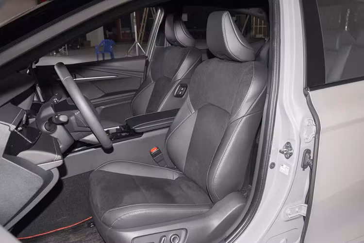 Mẫu sedan hạng trung này được trang bị ghế bọc da pha da lộn với phong cách Sport...