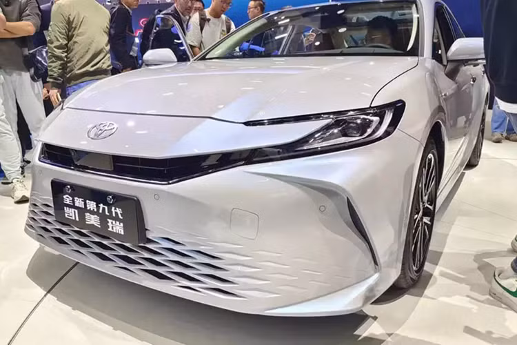 Với phong cách Luxury, mẫu xe này sở hữu lưới tản nhiệt sơn hẹp hơn với lưới mắt cáo sơn cùng màu thân xe, gợi liên tưởng đến Kia K8. Ở hai góc đầu xe là khe gió hẹp hơn.