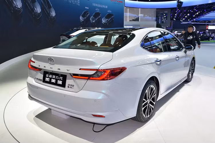 Trong khi đó, tại Mỹ, xe dùng máy xăng 4 xi-lanh, dung tích 2.5L, kết hợp với 2 mô-tơ điện, cho công suất tối đa 225 mã lực ở phiên bản dẫn động cầu trước và 232 mã lực ở phiên bản dẫn động 4 bánh toàn thời gian. Đáng tiếc là giá bán Toyota Camry thế hệ thứ 9 ở thị trường hàng xóm với Việt Nam chưa được công bố.