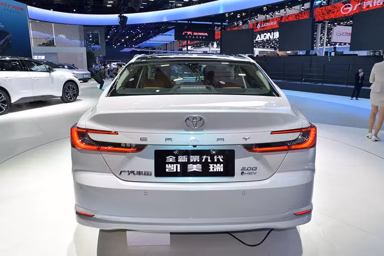 Ở khu vực phía sau, mẫu xe này được bổ sung đèn hậu mới với thiết kế gọn gàng hơn trước. Cản sau của xe cũng được cải tiến thiết kế theo hướng tinh tế và thanh lịch hơn.