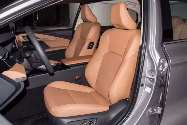 ... và ghế bọc da với phong cách Luxury.