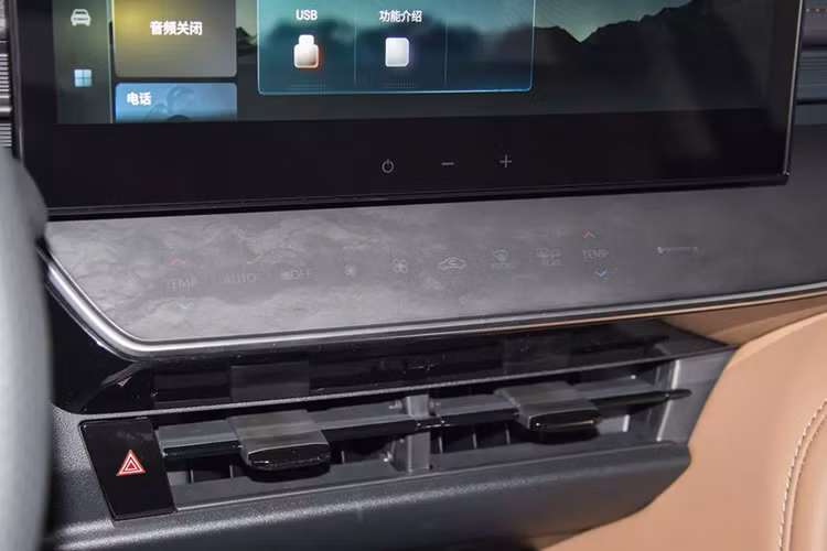 Ngay bên dưới màn hình trung tâm là bề mặt cảm ứng tích hợp vào mặt táp-lô để chỉnh điều hòa.