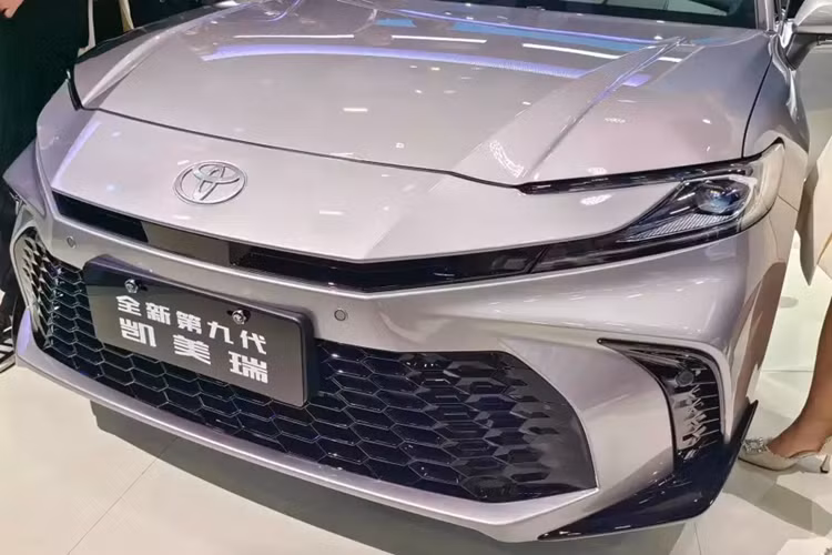 Sự khác biệt giữa 2 phong cách thiết kế Sport và Luxury được thể hiện rõ qua khu vực đầu xe. Tại đây, Toyota Camry 2024 phong cách Sport được trang bị lưới tản nhiệt cỡ lớn với mắt lưới hình tổ ong sơn màu đen bóng, Bên cạnh đó là 2 khe gió nằm dọc rộng, tạo cảm giác thể thao, và tích hợp đèn sương mù hình tròn.