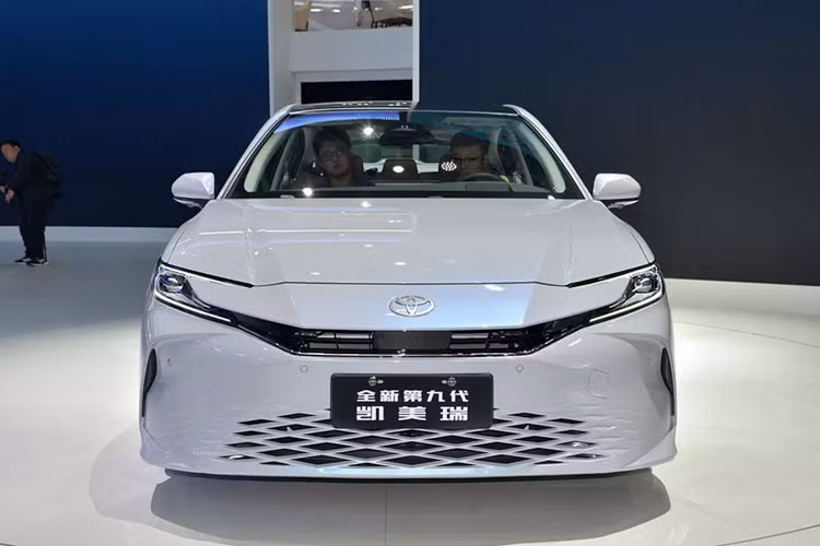 Đầu xe của mẫu sedan hạng trung này được thiết kế theo ngôn ngữ tương tự Prius và Crown thế hệ mới với cảm hứng từ cá mập đầu búa. Do đó, xe trông trẻ trung và cá tính hơn thế hệ cũ.