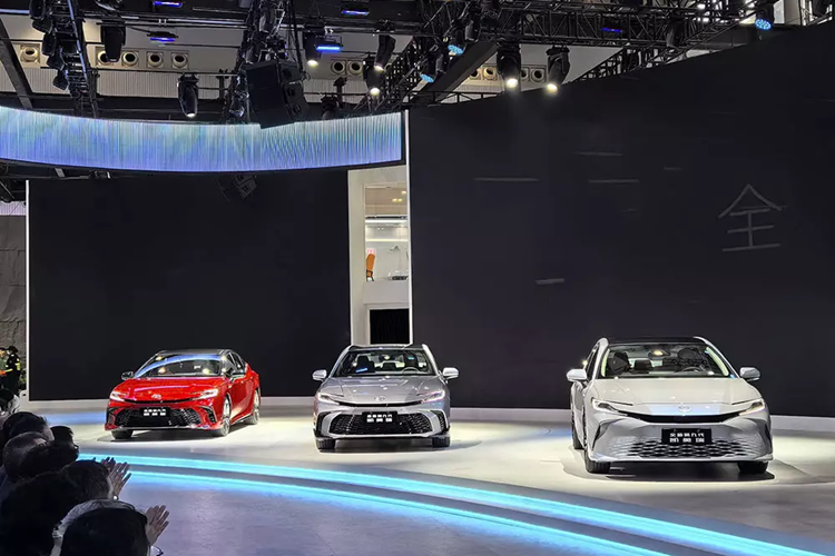 Toyota Camry 2024 cua thi truong ty dan tre trung, tiet kiem xang hon