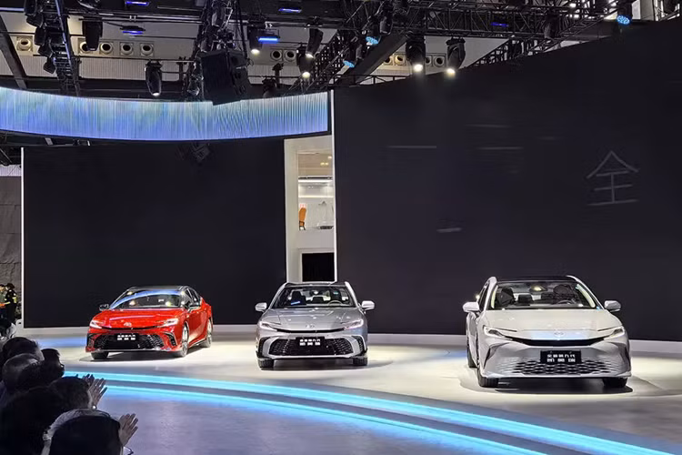 Trong ngày khai mạc triển lãm Ô tô Los Angeles 2023, hãng Toyota đã giới thiệu Camry thế hệ mới với khách hàng Mỹ. Chẳng bao lâu sau đó, mẫu sedan hạng trung Toyota Camry 2024 mới tiếp tục được giới thiệu ở thị trường Trung Quốc trong triển lãm Ô tô Quảng Châu 2023.