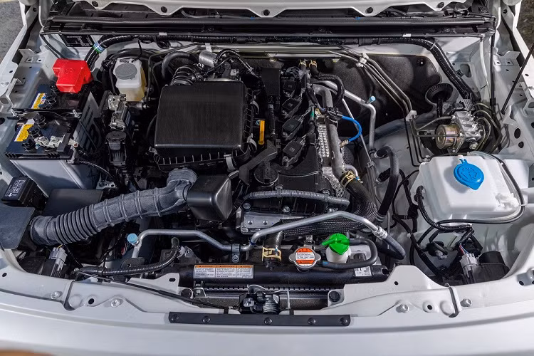 Không chỉ xuất hiện trên đề-can, biểu tượng tê giác còn được đặt ở cửa cốp sau, ngay phía trên tem chữ nổi "Jimny". Ngay cả vỏ lốp dự phòng cũng có biểu tượng này.