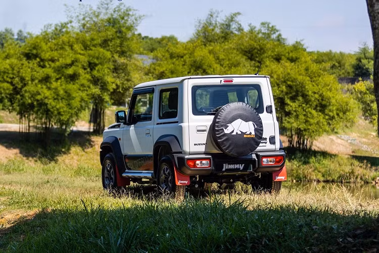 Khi mua phiên bản mới của dòng SUV Suzuki Jimny Rhino Edition cỡ nhỏ này, khách hàng Malaysia chỉ có thể chọn 1 màu sơn ngoại thất là trắng ngọc trai Pure Pearl White. Trên nắp ca-pô và thân xe sẽ có thêm đề-can màu đỏ, xám cũng như đen.