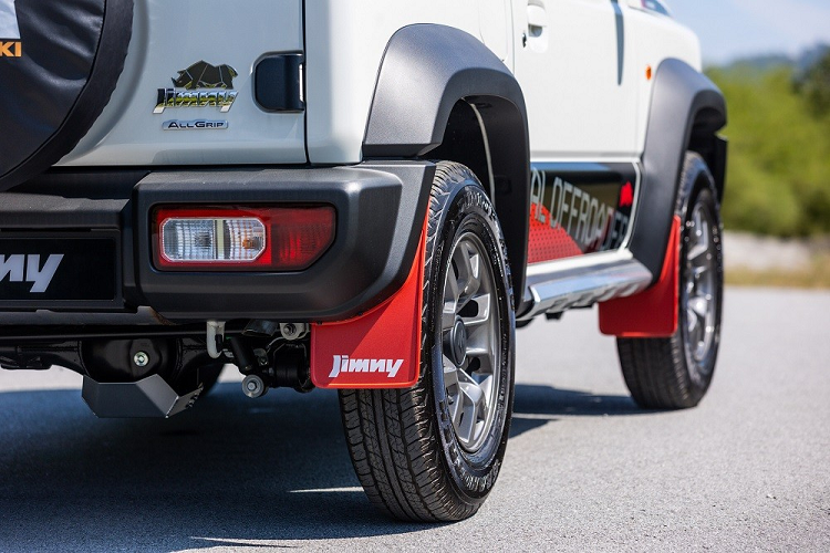 Tuy nhiên, theo một số nguồn tin, mẫu xe SUV Suzuki Jimny về Việt Nam sẽ là phiên bản 3 cửa, được nhập khẩu nguyên chiếc từ Nhật Bản và có giá bán dự kiến không quá 800 triệu đồng.