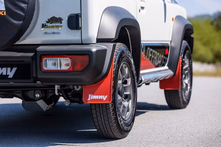 Tuy nhiên, theo một số nguồn tin, mẫu xe SUV Suzuki Jimny về Việt Nam sẽ là phiên bản 3 cửa, được nhập khẩu nguyên chiếc từ Nhật Bản và có giá bán dự kiến không quá 800 triệu đồng.