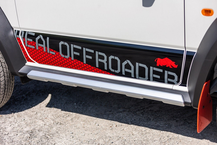 Ngoài những thay đổi trên, Suzuki Jimny Rhino Edition 2023 giữ nguyên trang bị như bản thường. Ở thị trường Malaysia, mẫu SUV được mệnh danh "tiểu Mercedes-Benz G-Class" này có những trang bị ngoại thất như đèn pha LED tự động bật/tắt, vành hợp kim 15 inch, màn hình cảm ứng trung tâm 7 inch, hỗ trợ Apple CarPlay, 2 loa, điều hòa tự động 1 vùng, 2 túi khí, hệ thống chống bó cứng phanh ABS, trợ lực phanh BA, cân bằng điện tử, hỗ trợ khởi hành ngang dốc và hỗ trợ xuống dốc.