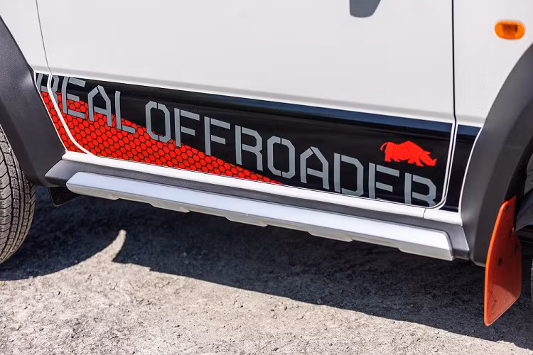 Ngoài những thay đổi trên, Suzuki Jimny Rhino Edition 2023 giữ nguyên trang bị như bản thường. Ở thị trường Malaysia, mẫu SUV được mệnh danh "tiểu Mercedes-Benz G-Class" này có những trang bị ngoại thất như đèn pha LED tự động bật/tắt, vành hợp kim 15 inch, màn hình cảm ứng trung tâm 7 inch, hỗ trợ Apple CarPlay, 2 loa, điều hòa tự động 1 vùng, 2 túi khí, hệ thống chống bó cứng phanh ABS, trợ lực phanh BA, cân bằng điện tử, hỗ trợ khởi hành ngang dốc và hỗ trợ xuống dốc.