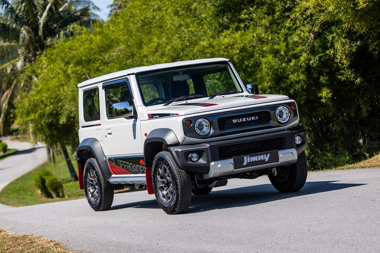 Naza Eastern Motors - nhà phân phối xe Suzuki chính hãng ở thị trường Malaysia - đã vén màn phiên bản đặc biệt mới của dòng SUV cỡ nhỏ Jimny mang tên Rhino Edition. Tại thị trường này, Suzuki Jimny Rhino Edition 2023 mới có số lượng xuất xưởng chỉ 30 chiếc và giá bán 174.900 RM (khoảng 887 triệu đồng).
