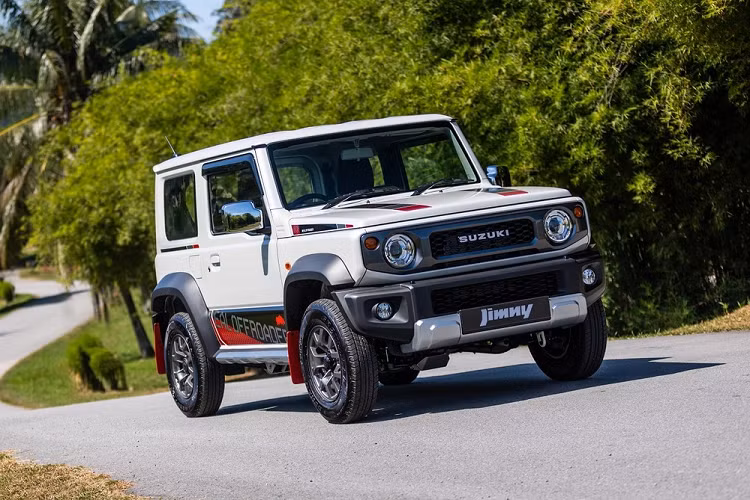 Naza Eastern Motors - nhà phân phối xe Suzuki chính hãng ở thị trường Malaysia - đã vén màn phiên bản đặc biệt mới của dòng SUV cỡ nhỏ Jimny mang tên Rhino Edition. Tại thị trường này, Suzuki Jimny Rhino Edition 2023 mới có số lượng xuất xưởng chỉ 30 chiếc và giá bán 174.900 RM (khoảng 887 triệu đồng).
