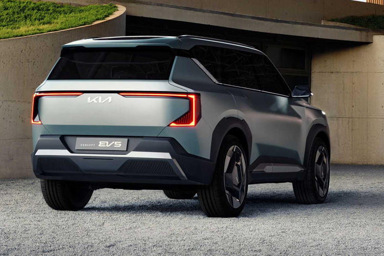 Bên dưới có hai cổng USB-C, một bệ sạc không dây, ngăn để cốc và các khoang chứa đồ. Lưng ghế sau có thể gập phẳng, trong khi khoang hành lý phía sau được chia ngăn tiện dụng, cộng thêm khoang chứa đồ dưới sàn.