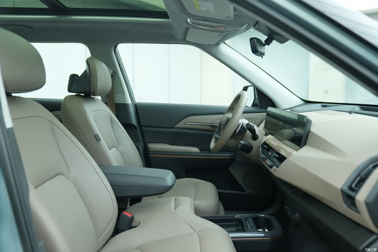 Cụm đèn pha hình tam giác gồm các bóng LED nhỏ, kết hợp với dải đèn chiếu sáng ban ngày vắt ngang khu vực đầu xe. Bên dưới là hốc gió trung tâm hình thang rộng với phần viền dày dặn, ốp màu bạc xung quanh tạo nên dáng vẻ mạnh mẽ hầm hố cho chiếc SUV.