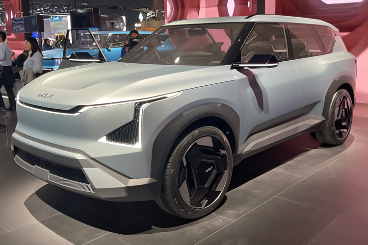 Phiên bản tầm xa mạnh 215 mã lực, đi kèm pin 88kWh cho quãng đường di chuyển lên đến 700 km. Mẫu SUV Hàn Quốc cũng được trang bị hệ thống sạc nhanh, giúp tăng dung lượng pin từ 30 lên 80% chỉ trong chưa đầy 30 phút.