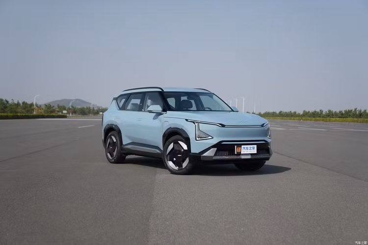 Ở phía sau, SUV điện Kia EV5 2024 có cụm đèn hậu LED nằm dọc và 2 dải đèn LED thanh mảnh nằm vắt ngang trên cửa cốp, lấy cảm hứng thiết kế từ bản đồ sao.