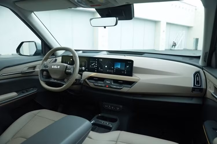 Về ngoại hình, EV5 được áp dụng triết lý thiết kế Opposites United (tạm dịch: Sự thống nhất của các mặt đối lập) với những đường nét tạo hình vuông vắn, cứng cáp. Mặt ca lăng kín mang tạo hình mà Kia gọi là "Digital Tiger Face".