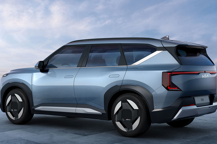Kia EV5 bản tiêu chuẩn được trang bị mô tơ điện có công suất 215 mã lực, kết hợp với cụm pin 64 kWh cho quãng đường di chuyển khoảng 530 km với một lần sạc đầy. Phiên bản dẫn động bốn bánh có công suất 308 mã lực, đi kèm pin 88kWh.