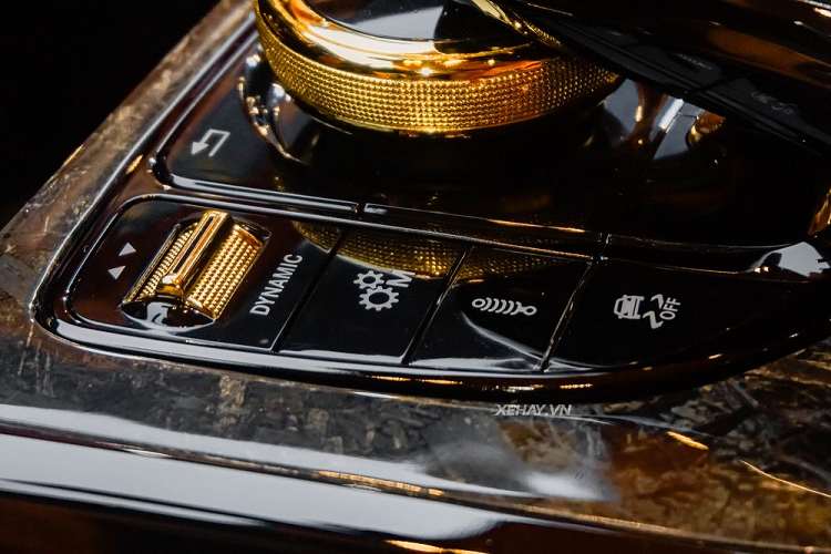 Được hoàn thiện tinh xảo bằng nhiều loại vật liệu cao cấp, dĩ nhiên giá xe Mercedes-AMG G63 mạ vàng là không hề “dễ chịu”.
