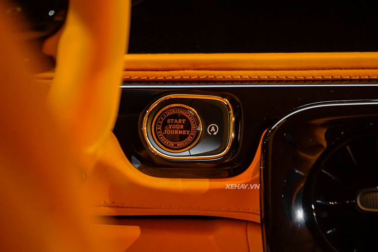 Trần xe được trang trí từ hàng trăm bóng đèn sợi quang mô phỏng bầu trời sao, lấy cảm hứng từ những mẫu Rolls-Royce. Remote điều khiển hệ thống này cũng được hoàn thiện bởi các vật liệu nhôm, carbon và vàng 24K.