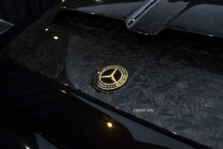 Chiếc SUV Mercedes-AMG G63 mạ vàng trong bài viết này là một minh chứng rõ nét về độ chịu chơi của các đại gia Việt. Bản độ này có tên gọi GX63 Heritage, nổi bật với các chi tiết được chế tác thủ công tinh xảo và sử dụng tới 12 lượng vàng 24K để trang trí nội, ngoại thất.