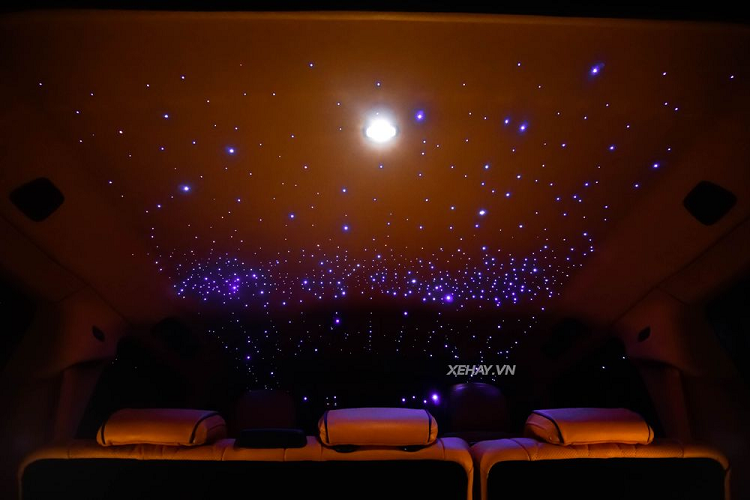 Tương tự ngoại thất, tất cả các chi tiết kim loại xuất hiện bên trong xe như loa Burmester, khóa chốt cửa, nút bấm chỉnh ghế, nút chỉnh kính hay lẫy chỉnh cửa gió đều được mạ vàng.