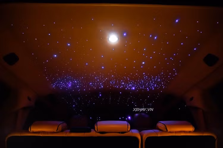 Tương tự ngoại thất, tất cả các chi tiết kim loại xuất hiện bên trong xe như loa Burmester, khóa chốt cửa, nút bấm chỉnh ghế, nút chỉnh kính hay lẫy chỉnh cửa gió đều được mạ vàng.