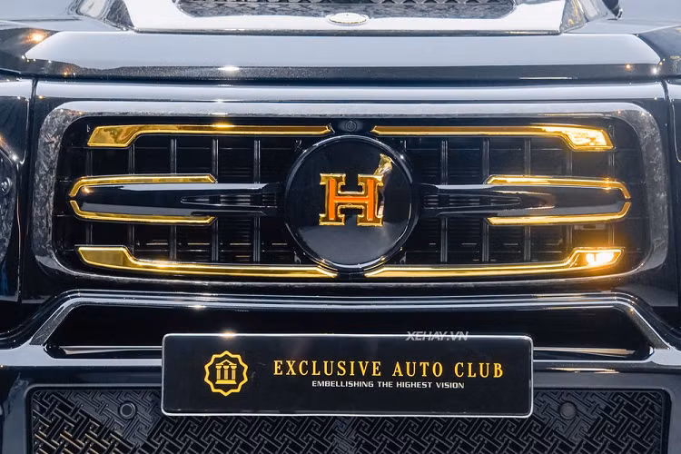 GX63 Heritage có màu ngoại thất Diamond Black quyến rũ và huyền bí, lấy cảm hứng từ màu sơn đen của Rolls-Royce Cullinan. Nổi bật trên nền sơn là các chi tiết mạ vàng 24K và 22K, điển hình như logo ngôi sao ba cánh trên nắp capo, viền lưới tản nhiệt phía trước, chụp ống xả...