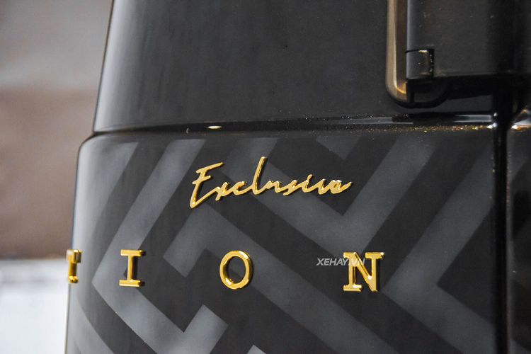 Phần đầu xe gây ấn tượng với mặt ca-lăng gồm các thanh nan ngang mạ vàng. Biểu tượng ngôi sao ba cánh thay bằng chữ H (viết tắt của từ Heritage) trên nền màu đỏ. Cản trước cũng bổ sung thêm các thanh ốp mạ vàng, họa tiết hình chữ H cách điệu.