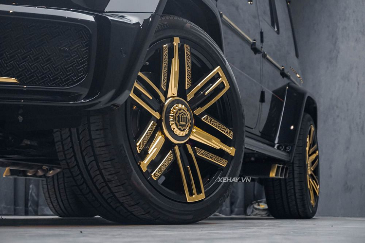 Họa tiết hình chữ H tiếp tục xuất hiện ở phần hông xe, đi kèm hiệu ứng thay đổi độ đậm nhạt theo góc nhìn, kết hợp với dòng chữ Heritage Edition mạ vàng. Chi tiết này được vẽ hoàn toàn thủ công và tốn gần 100 giờ làm việc.
