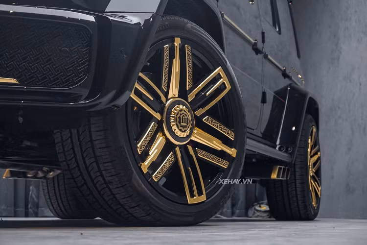 Họa tiết hình chữ H tiếp tục xuất hiện ở phần hông xe, đi kèm hiệu ứng thay đổi độ đậm nhạt theo góc nhìn, kết hợp với dòng chữ Heritage Edition mạ vàng. Chi tiết này được vẽ hoàn toàn thủ công và tốn gần 100 giờ làm việc.