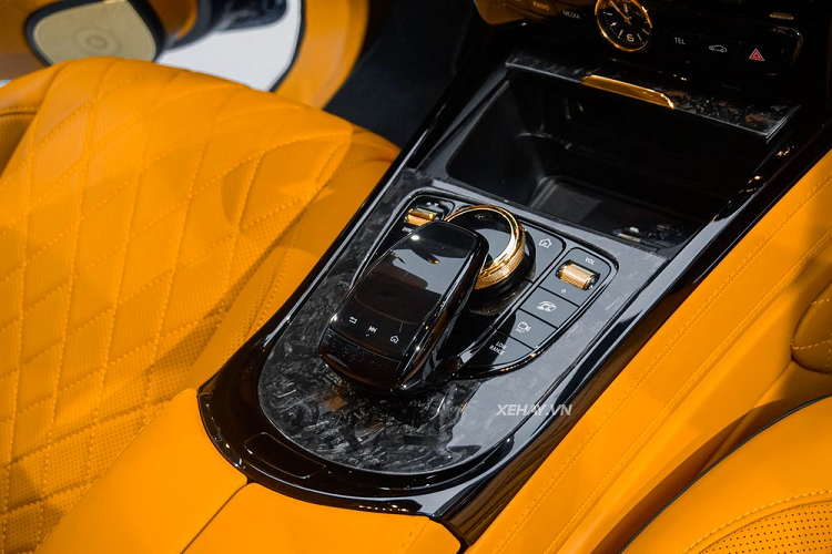 Bộ la-zăng mạ vàng 22K kích thước 22 inch, xen kẽ giữa các họa tiết chữ H. Chi tiết này có thiết kế áp dụng nguyên lý con treo thẳng đứng, giúp logo của hãng độ luôn đứng thẳng kể cả khi xe đang di chuyển, lấy cảm hứng từ những mẫu Rolls-Royce. Nội thất của chiếc GX63 Heritage nổi bật với màu cam Hermes, bọc da Nappa và da lộn Alcantara cao cấp.