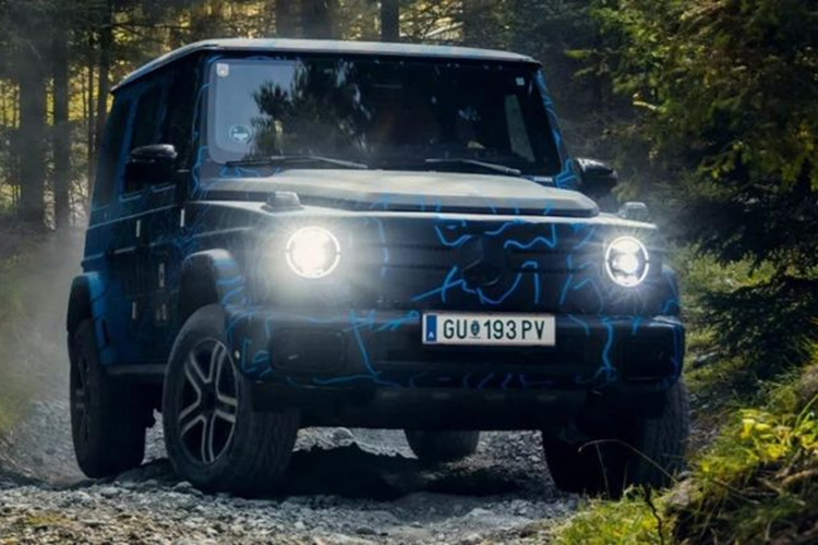 Về thiết kế, EQG gần như giống hệt G-Class, ngoại trừ phần mặt ca lăng được làm kín và hộp bánh xe hình vuông. Đây có vẻ là một nước đi an toàn của của Mercedes-Benz, bởi thiết kế của G-Class vẫn luôn được đánh giá cao, thậm chí đi tiên phong trong xu hướng “SUV hình hộp”.