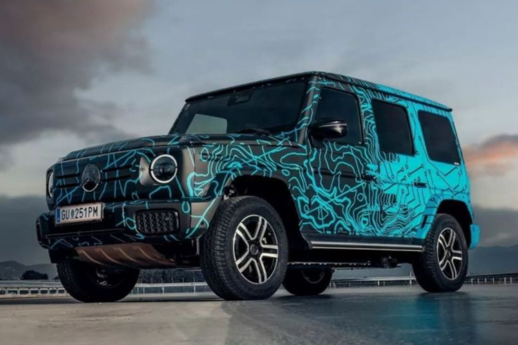 Trong một dòng trạng thái được đăng tải trên X (Twitter), Mercedes-Benz đã công bố một vài hình ảnh đầu tiên về Mercedes-Benz EQG chạy điện và cho biết mẫu SUV này “sẽ sớm ra mắt”.