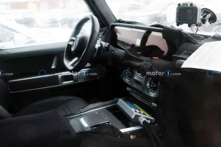 Khách hàng vẫn có thể dễ dàng phân biệt hai xe thông qua sự khác biệt về kiểu dáng vô lăng, cần số và cách bố trí cụm điều khiển trung tâm. Tuy nhiên, những thay đổi này cũng có thể xuất hiện trên G-Class thế hệ mới.