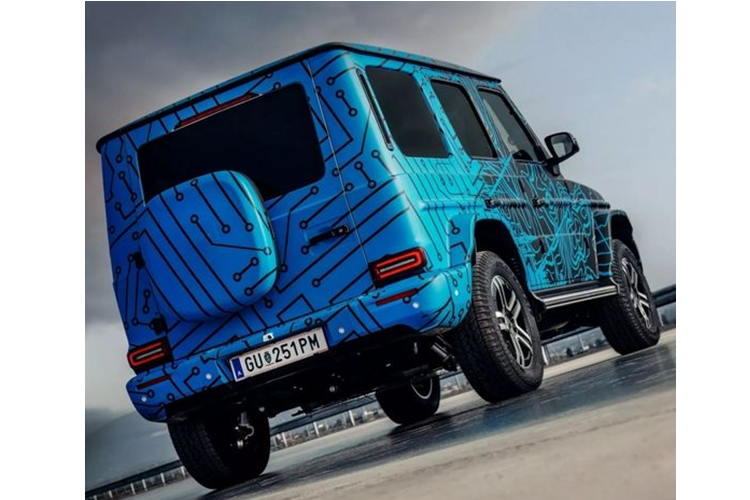 Hiện chưa có nhiều thông tin về trang bị vận hành của EQG, nhưng Mercedes-Benz xác nhận xe sẽ có tới bốn mô-tơ điện. EQG có thể là mẫu xe đầu tiên được trang bị loại pin silicon mới với mật độ năng lượng dày đặc hơn so với pin than chì truyền thống, giúp cải thiện hiệu suất vận hành.