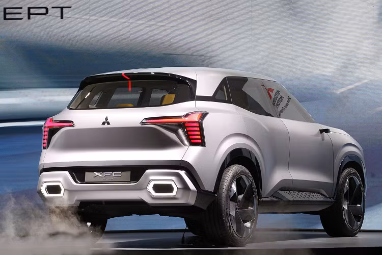 Mitsubishi XFC dự kiến sẽ là đối thủ của những mẫu SUV cỡ B quen thuộc với người tiêu dùng Đông Nam Á như Kia Seltos, Hyundai Creta và Honda HR-V. Tuy nhiên, ông Hikaru Mii cho biết tân binh nhà Mitsubishi sẽ sở hữu kích thước lớn hơn các mẫu SUV cỡ B điển hình